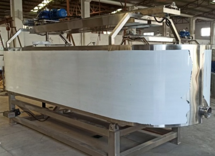 公司新增奶酪制作設(shè)備—不銹鋼奶酪槽、奶油摔打機(jī)